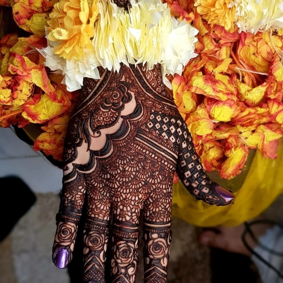 Henna - Picture 2 of 9